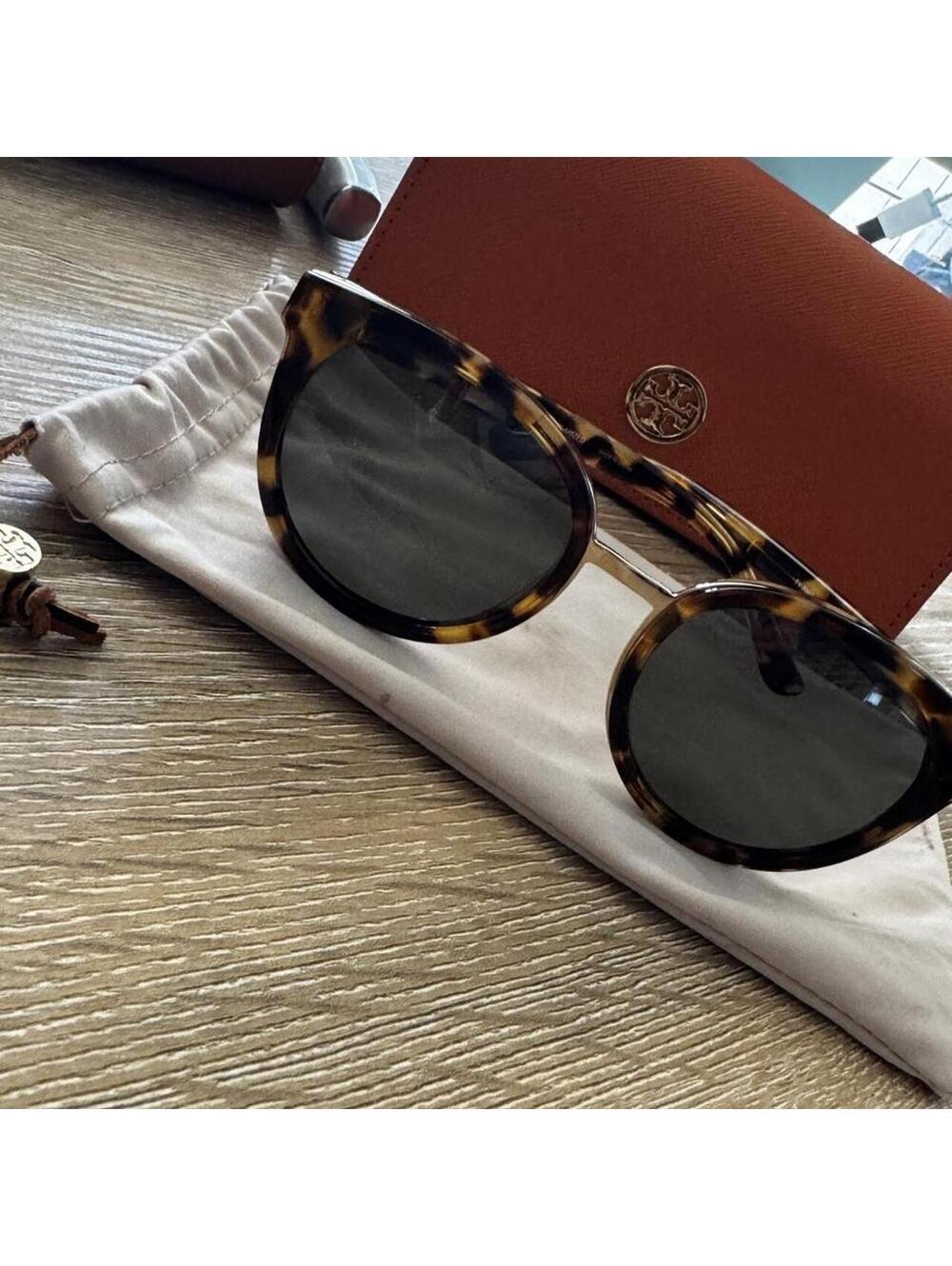 Tory Tory Burch tortoise-frame polarized
